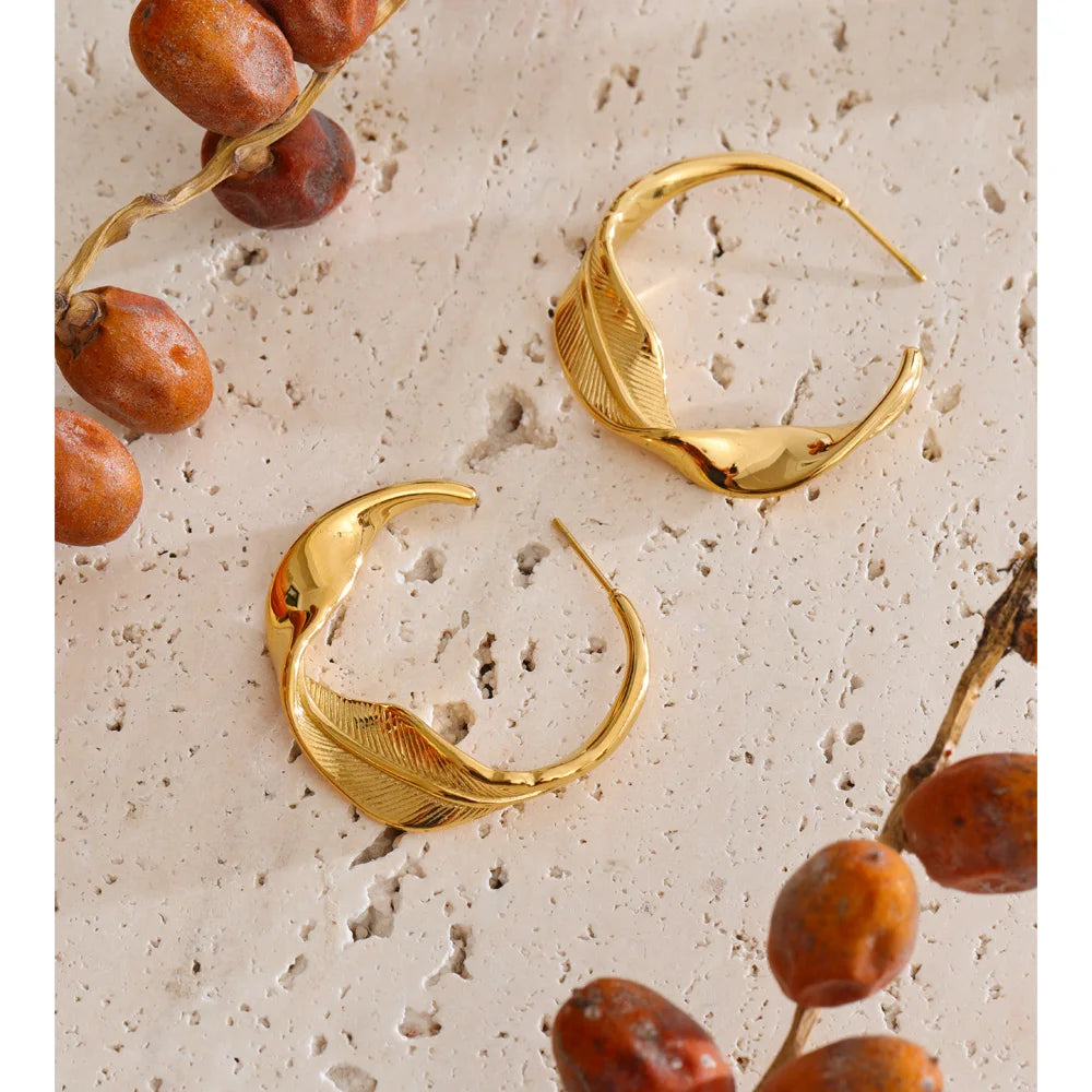 Geometric earrings in gold-plated stainless steel.