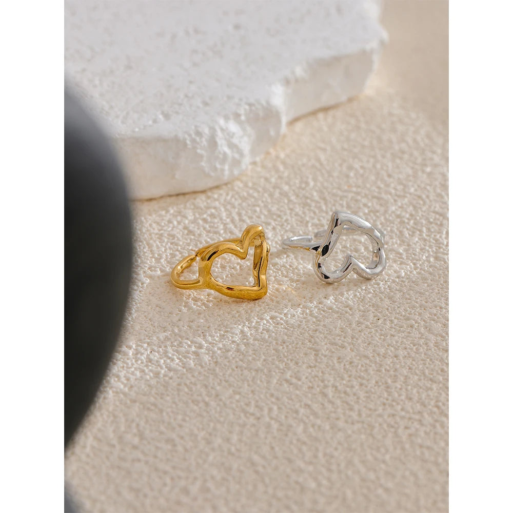 Heart minimalist ring in gold-plated stainless steel.