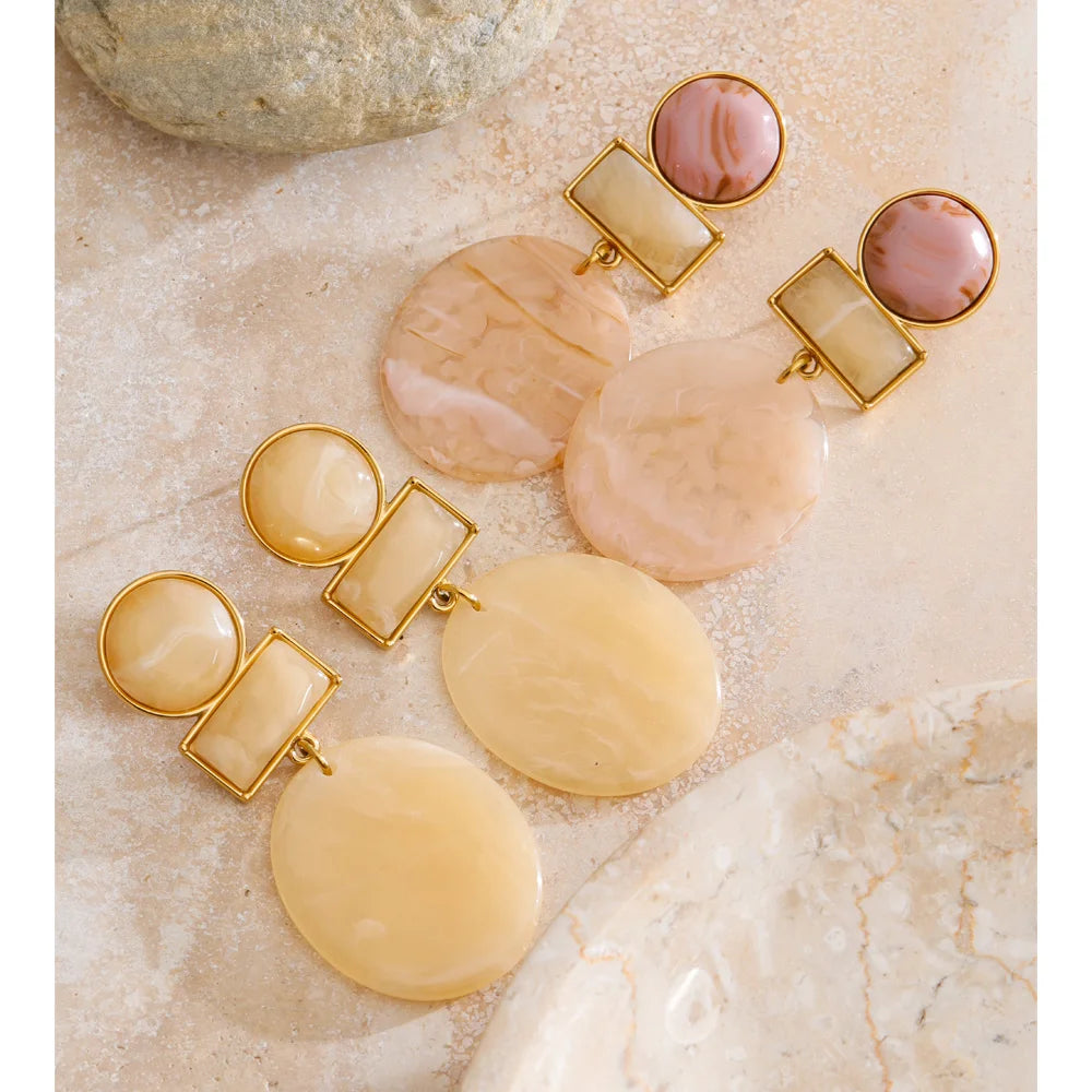 Resin geometric earrings in gold-plated stainless steel with resin.