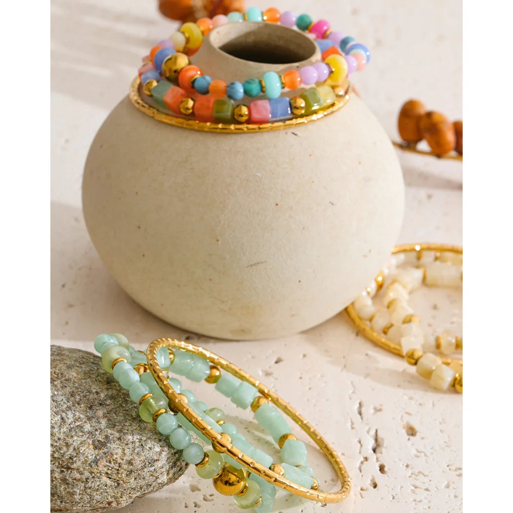 Resin acrylic beaded bracelet in gold-plated stainless steel with resin and acrylic.