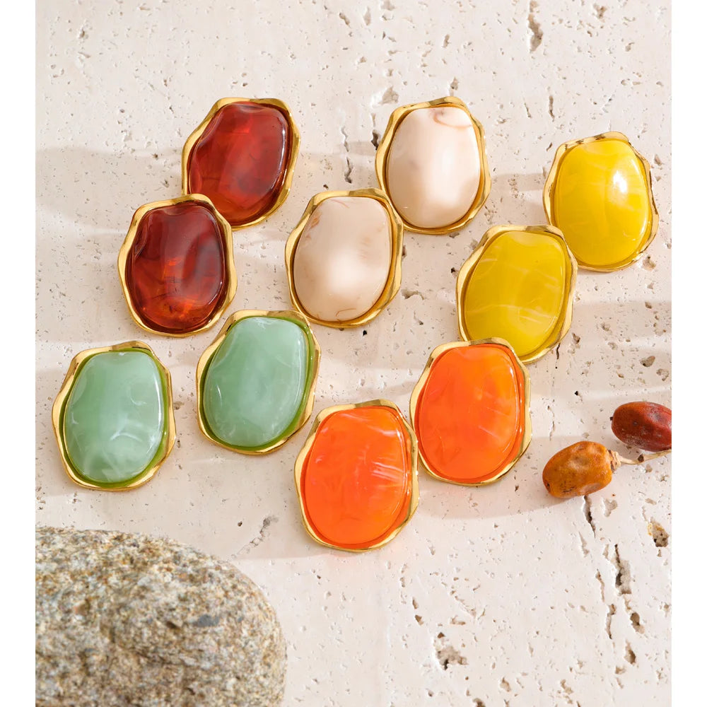 Resin acrylic geometric earrings in gold-plated stainless steel with resin and acrylic.