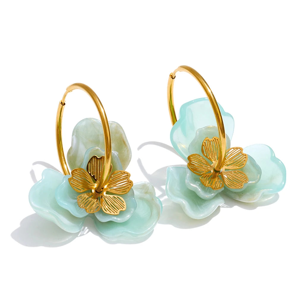 Resin flower earrings in gold-plated stainless steel with resin.