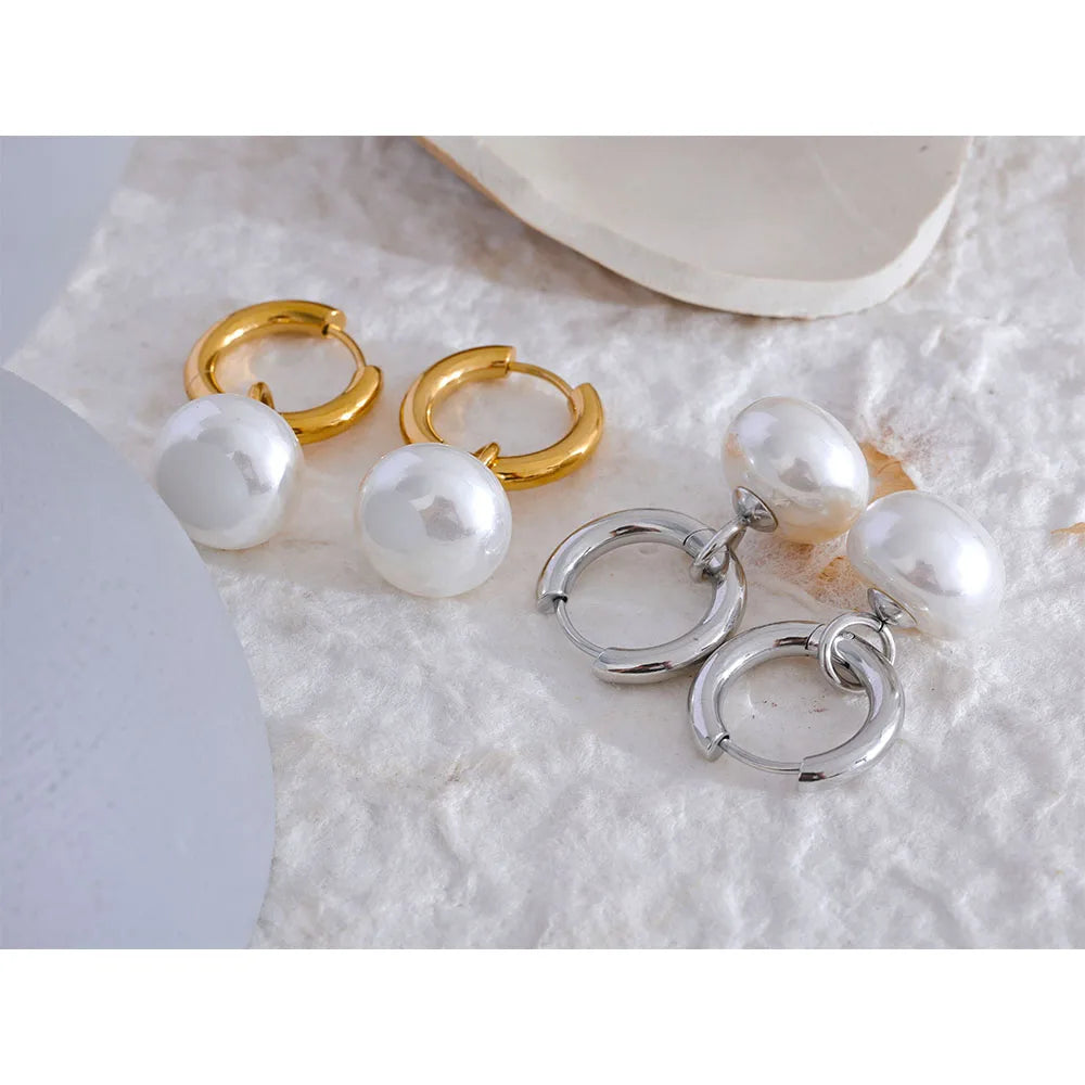 Pearl geometric earrings in gold-plated stainless steel with pearl.