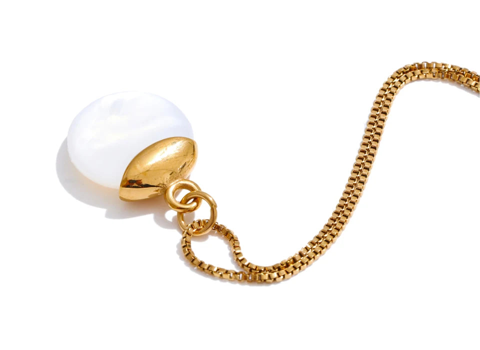 White natural stone geometric necklace in gold-plated stainless steel with natural stone.