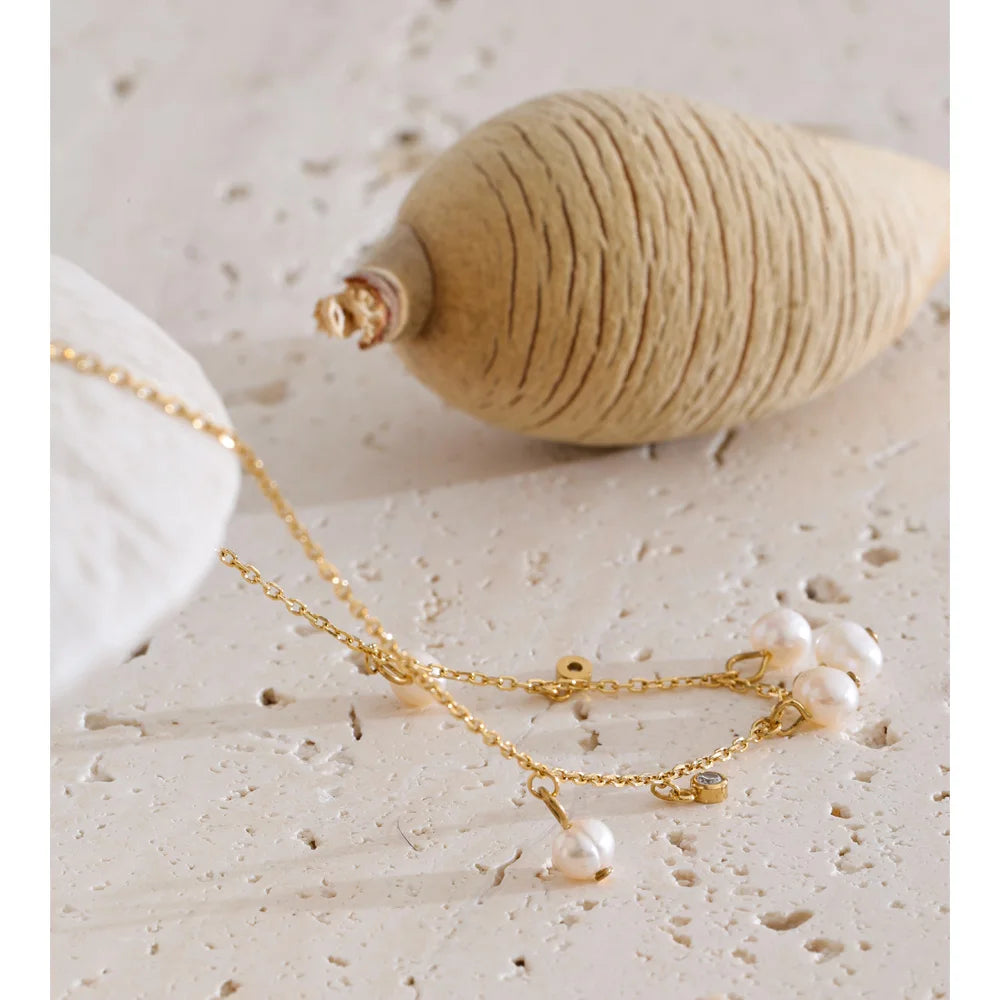 Cubic zirconia freshwater pearl geometric necklace in gold-plated stainless steel with freshwater pearl and cubic zirconia.