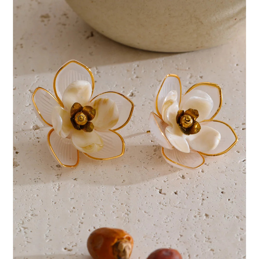 Resin flower earrings in gold-plated stainless steel with resin.