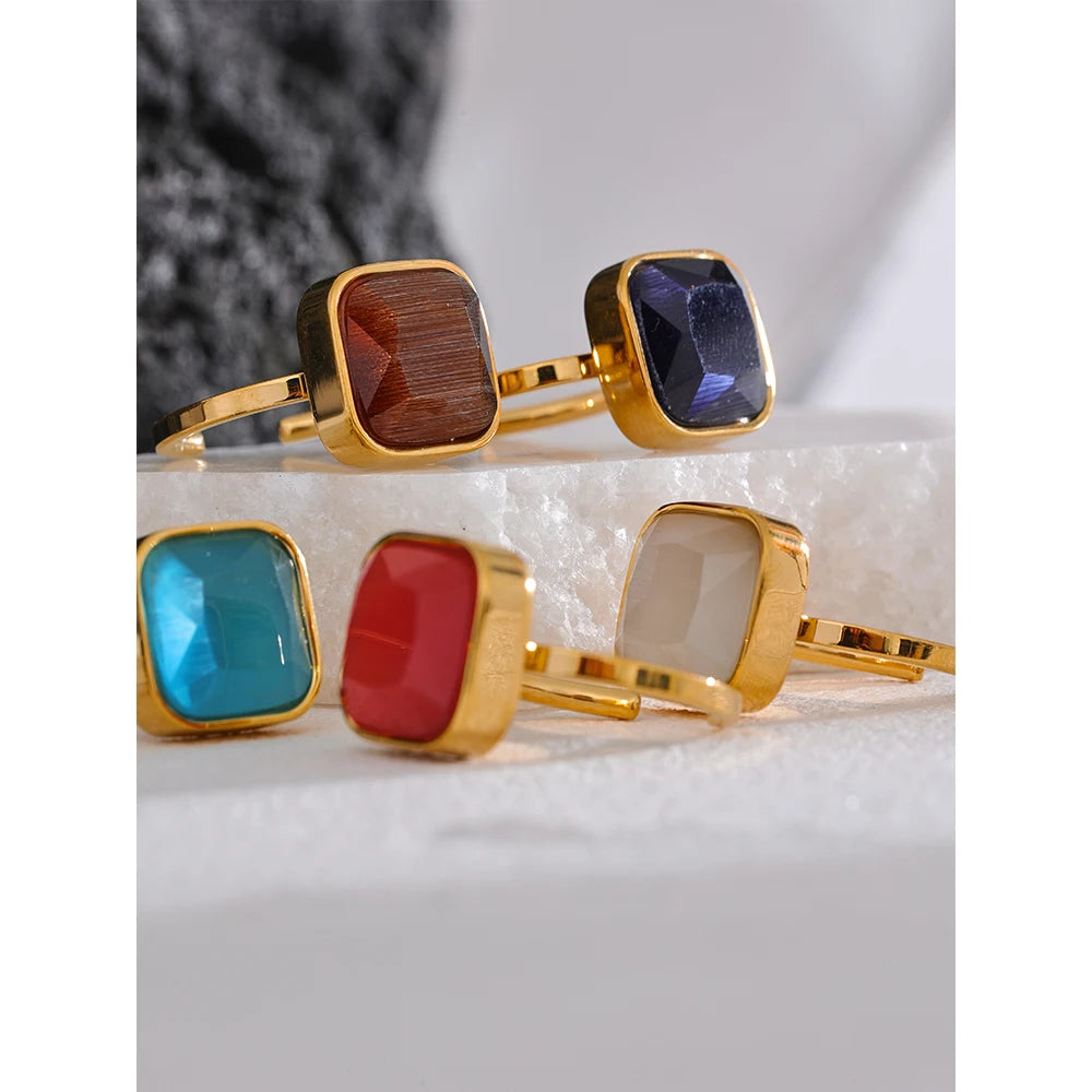 Natural stone multi-color geometric ring in 18K gold-plated stainless steel with natural stone.