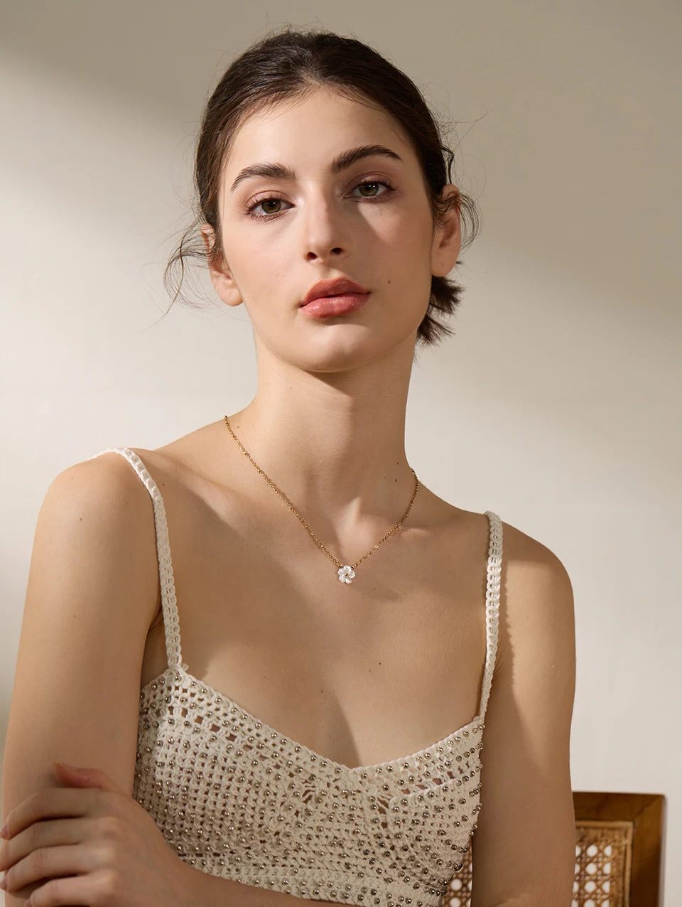Shell flower chain necklace in gold-plated stainless steel with shell.