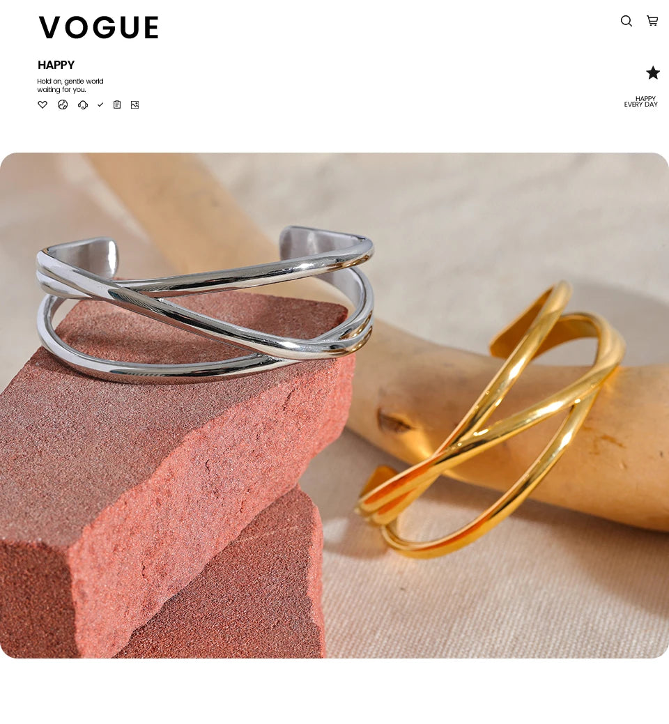 Minimalist geometric bracelet in gold-plated stainless steel.