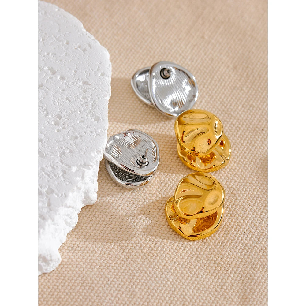 Hammered geometric earrings in gold-plated stainless steel.