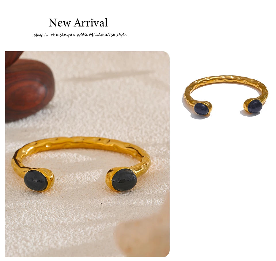 Natural stone geometric bracelet in gold-plated stainless steel with natural stone.