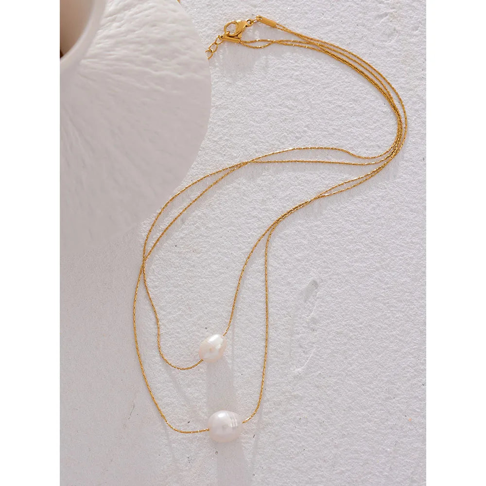 Freshwater pearl geometric necklace in gold-plated stainless steel with freshwater pearl.