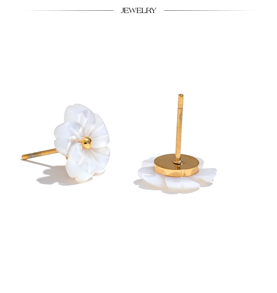 Shell flower earrings in gold-plated stainless steel with shell.