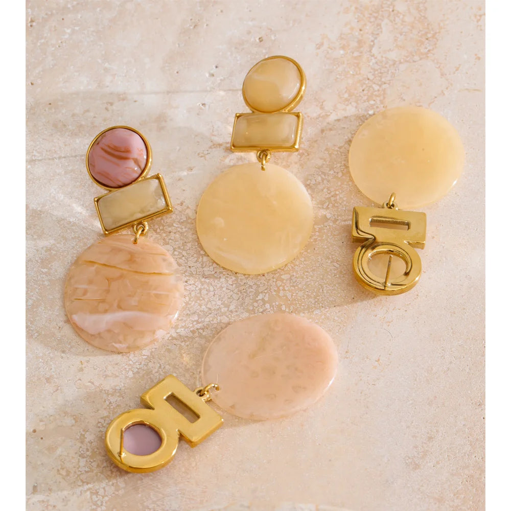 Resin geometric earrings in gold-plated stainless steel with resin.