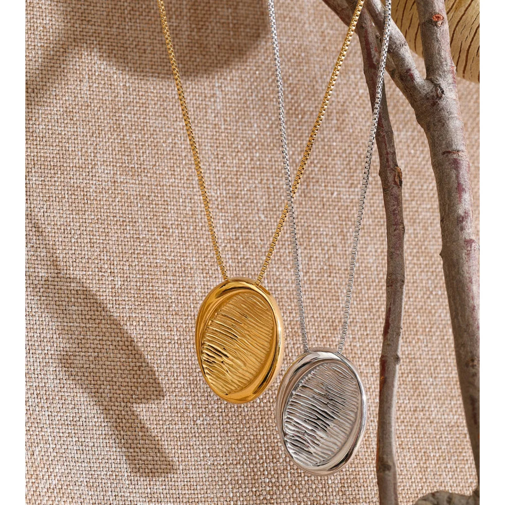 Geometric necklace in gold-plated stainless steel.