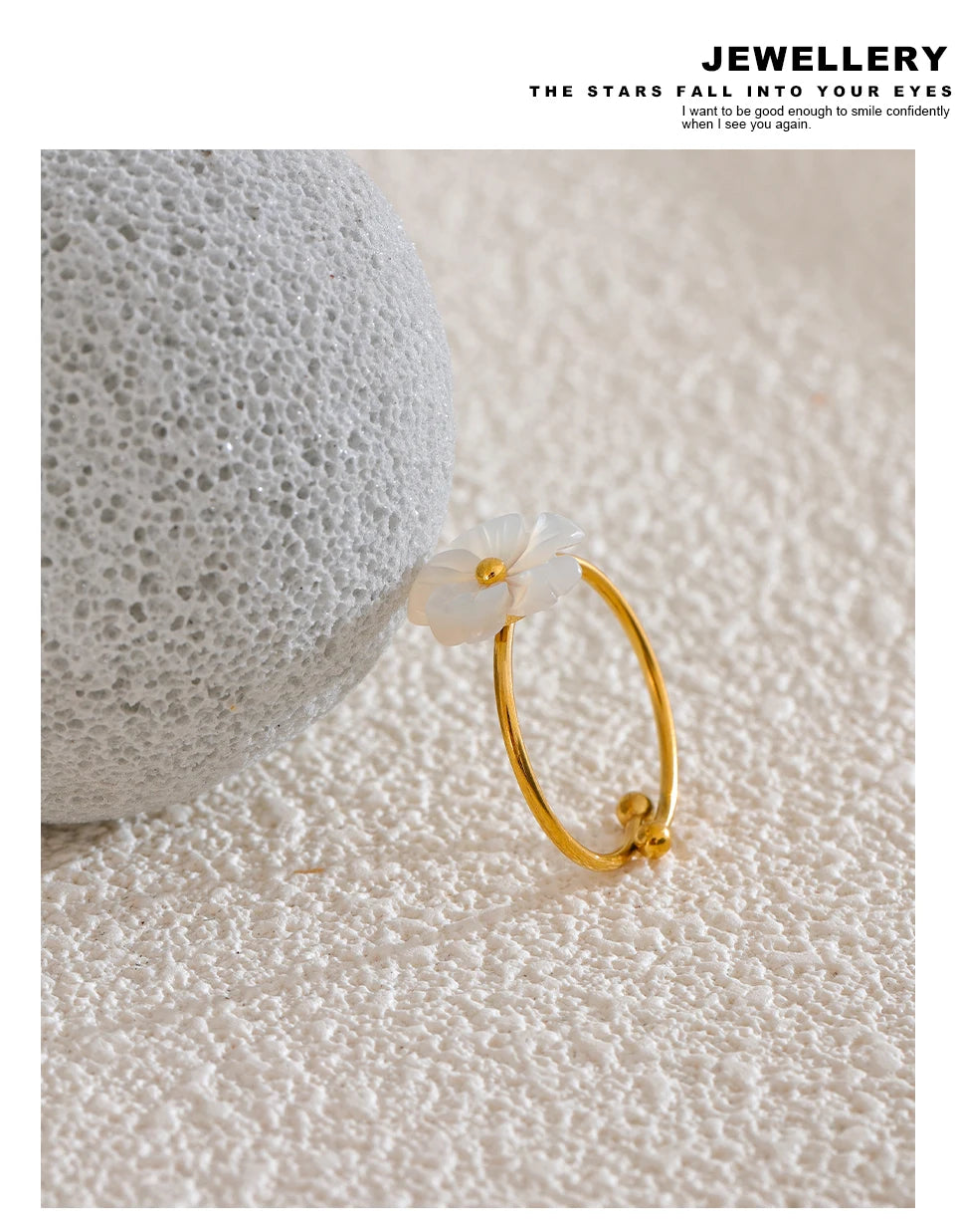Shell flower geometric ring in 18K gold-plated stainless steel with shell.