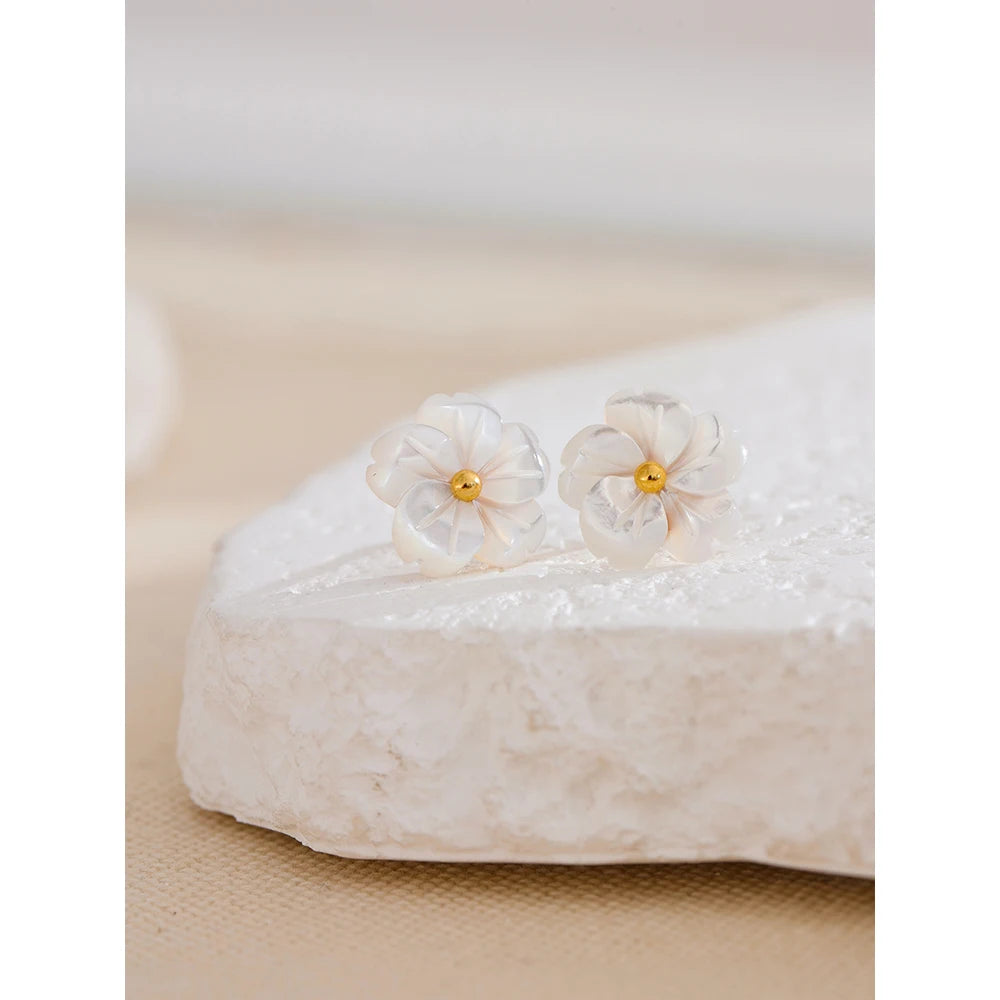 Shell flower earrings in gold-plated stainless steel with shell.