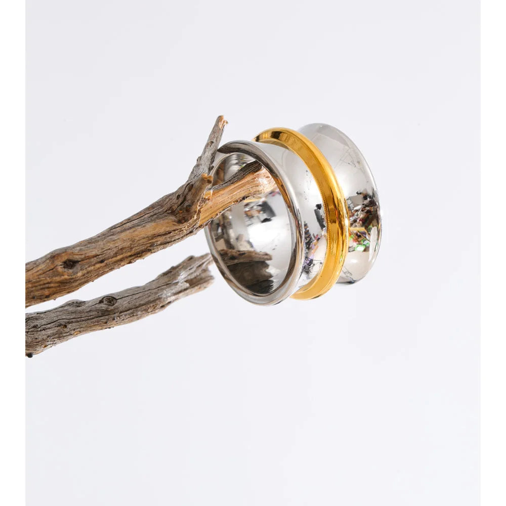 Minimalist geometric ring in 18K gold-plated stainless steel.