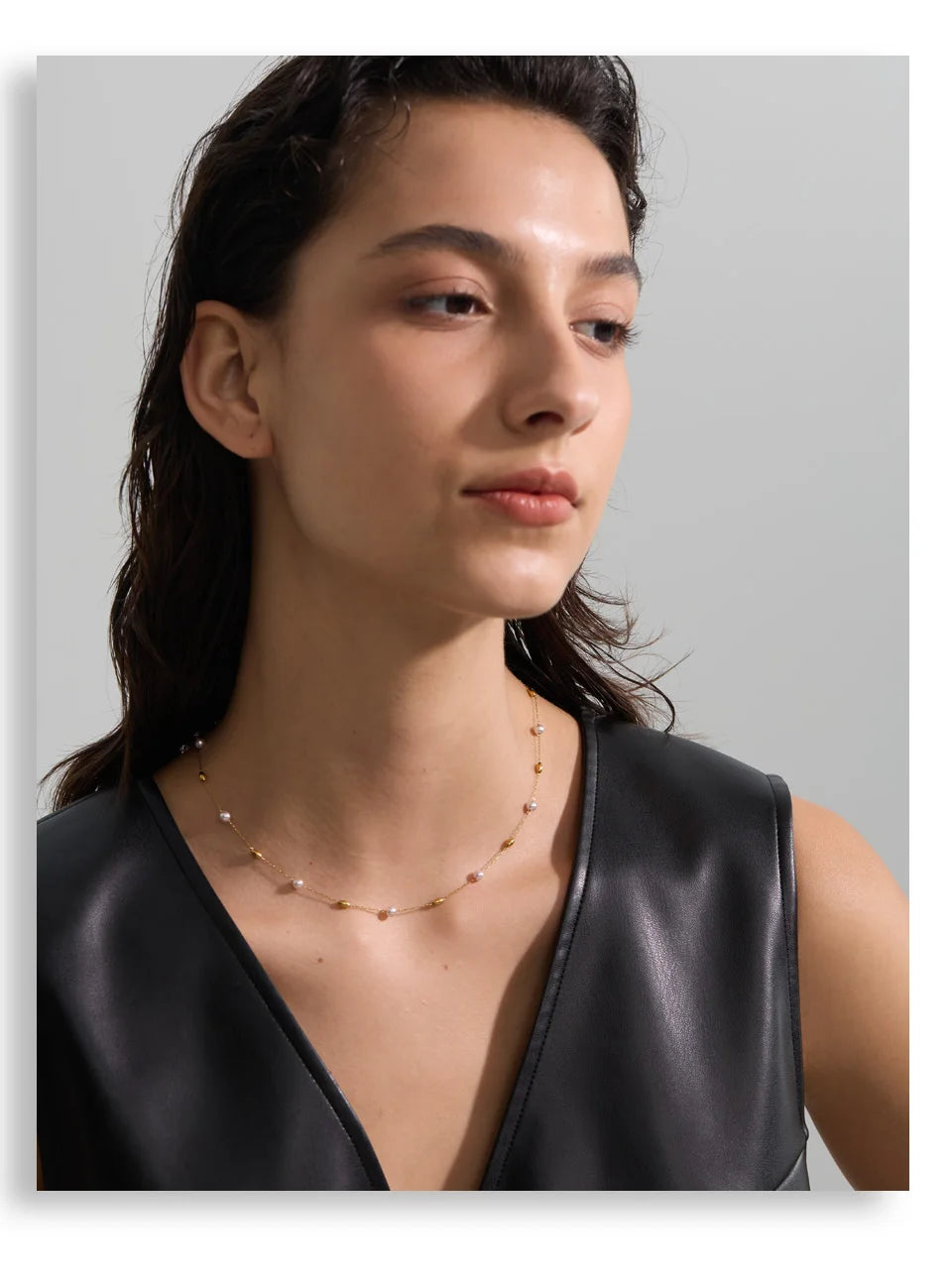 Pearl beaded geometric necklace in gold-plated stainless steel with pearl.