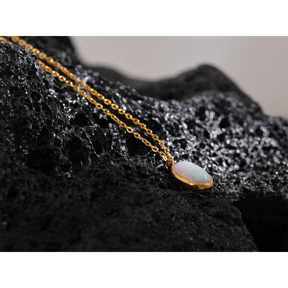 Natural stone minimalist geometric necklace in gold-plated stainless steel with natural stone.