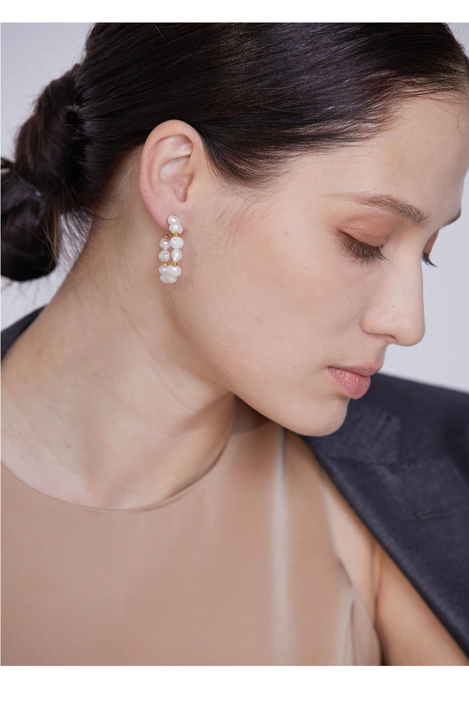 Freshwater pearl geometric earrings in gold-plated stainless steel with freshwater pearl.