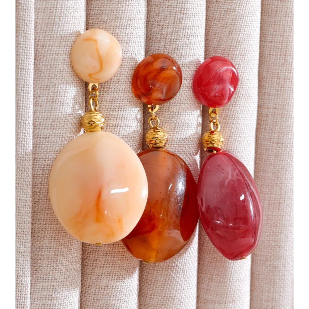 Resin geometric earrings in gold-plated stainless steel with resin.