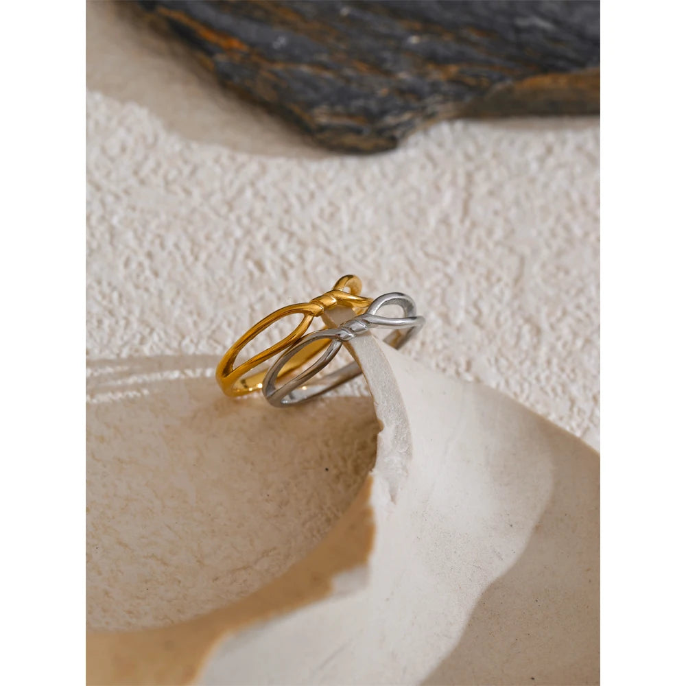 Minimalist geometric ring in 18K gold-plated stainless steel.