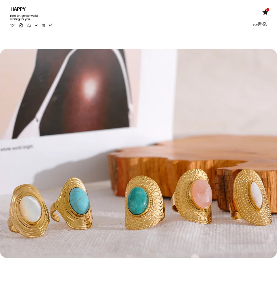 Green natural stone geometric ring in 18K gold-plated stainless steel with natural stone.