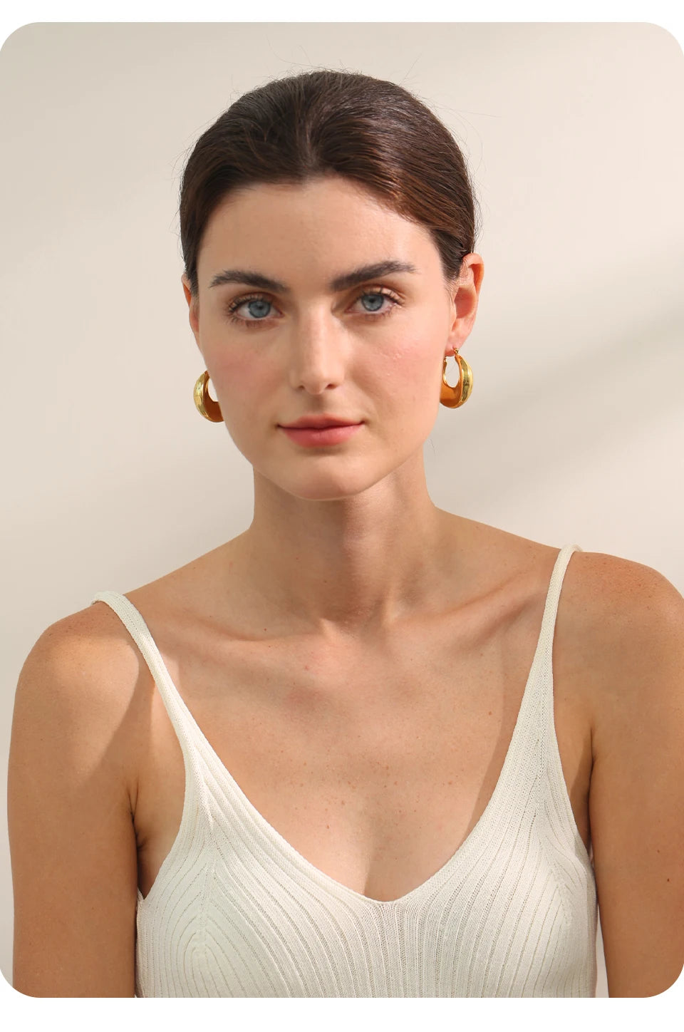 Minimalist geometric earrings in gold-plated stainless steel.