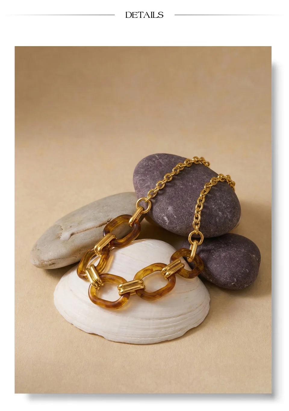 Resin geometric chain necklace in gold-plated stainless steel with resin.