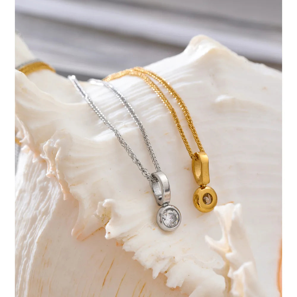 Cubic zirconia geometric necklace in gold-plated stainless steel with cubic zirconia.