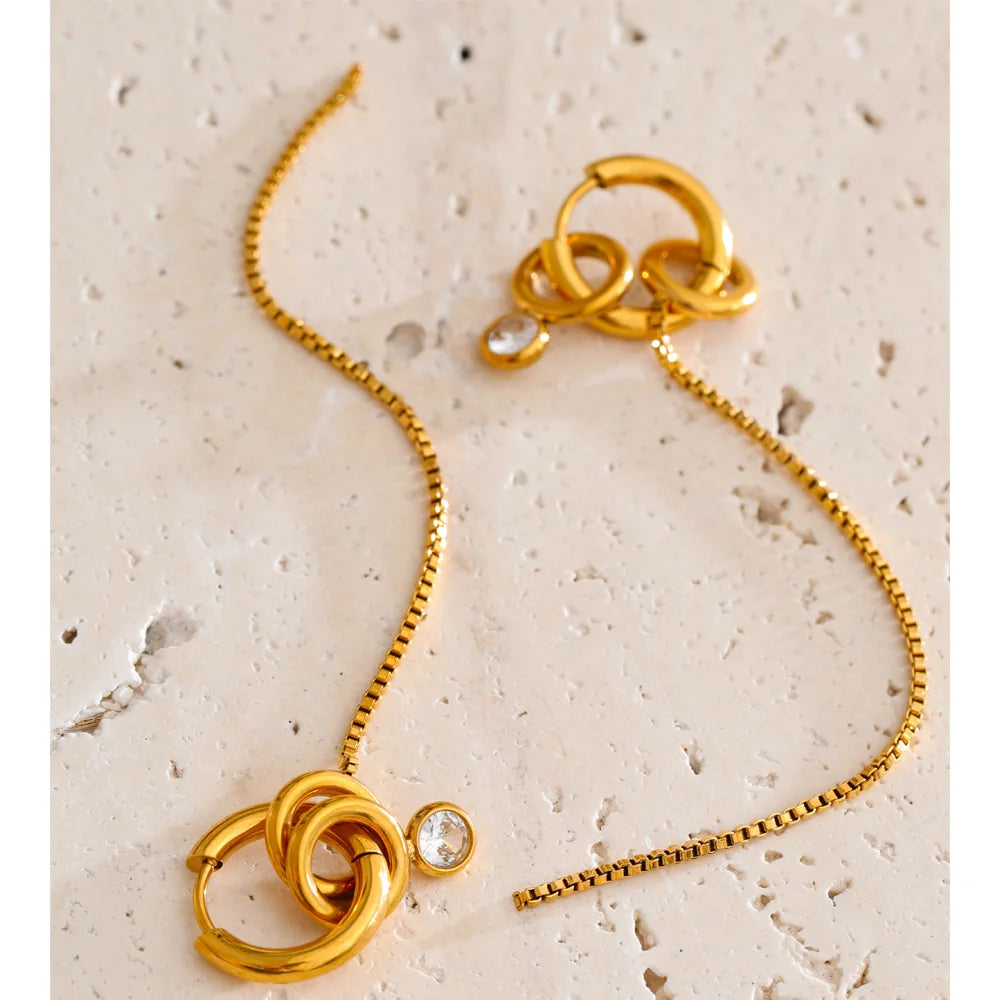 Geometric chain earrings in gold-plated stainless steel.