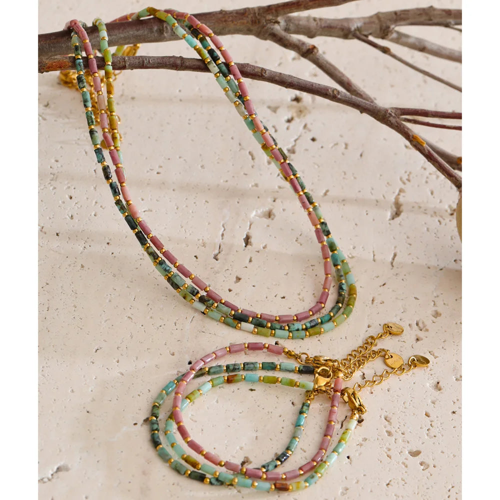 Natural stone beaded geometric necklace in gold-plated stainless steel with natural stone.