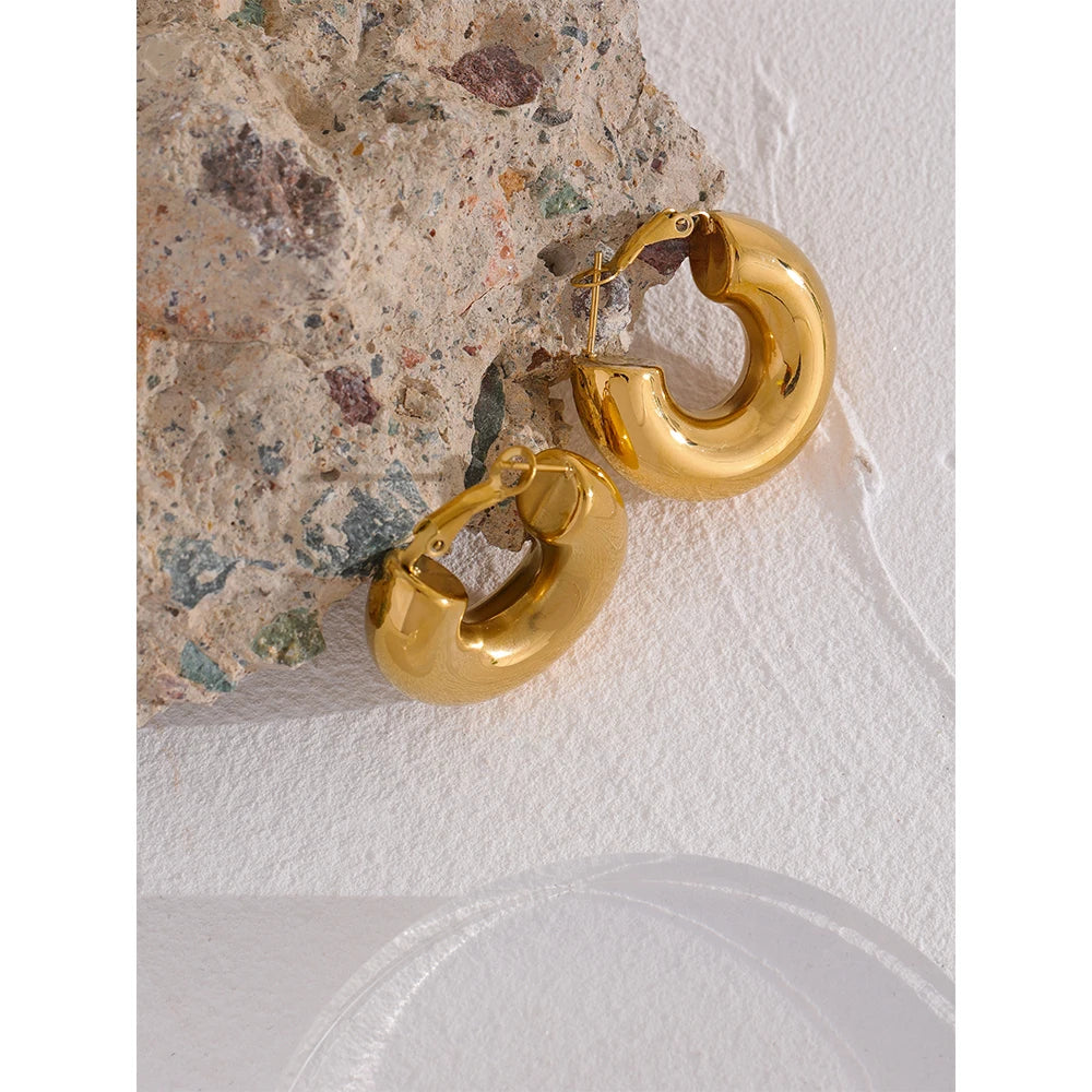 Minimalist geometric earrings in gold-plated stainless steel.