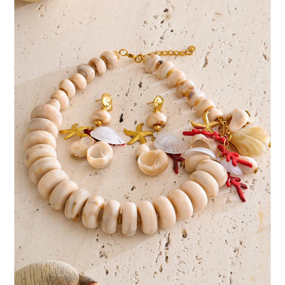 Shell resin star earrings in gold-plated stainless steel with shell and resin.