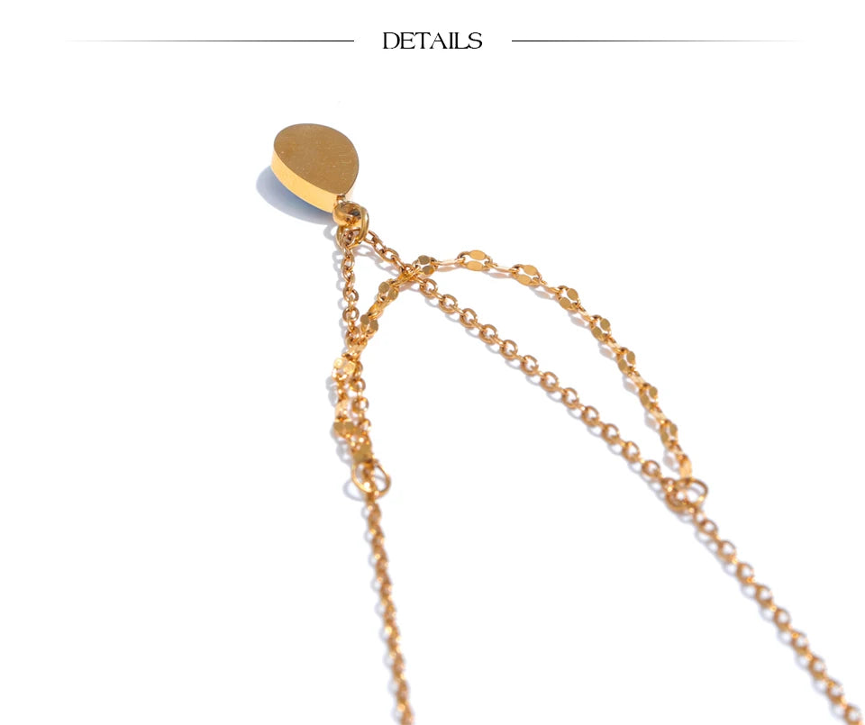 Blue natural stone geometric necklace in gold-plated stainless steel with natural stone.