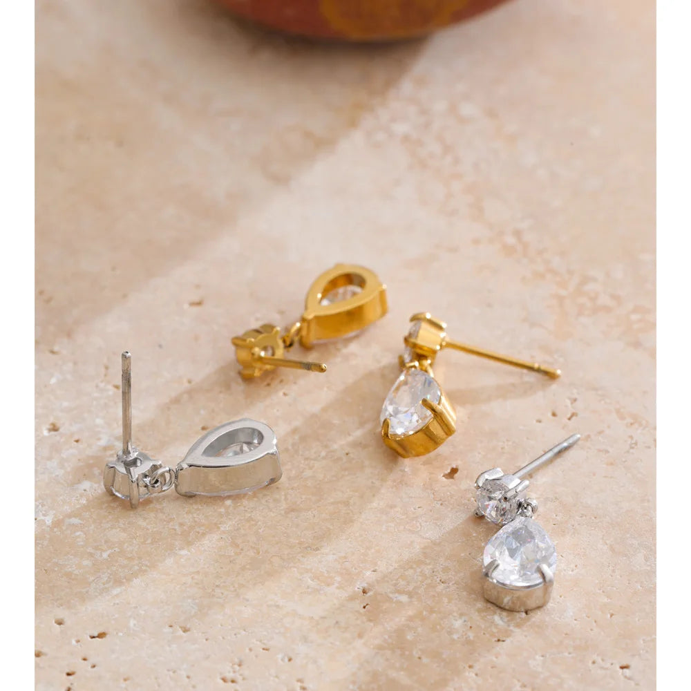 Cubic zirconia geometric earrings in gold-plated stainless steel with cubic zirconia.