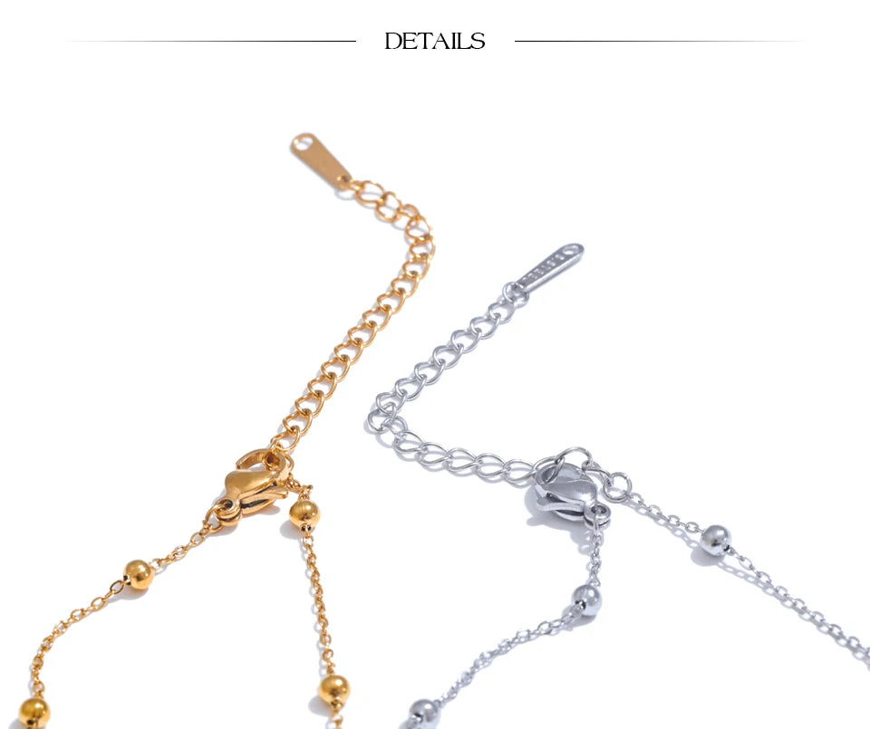 Flower geometric chain necklace in gold-plated stainless steel.