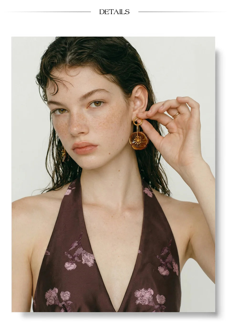 Resin acrylic flower earrings in gold-plated stainless steel with resin and acrylic.