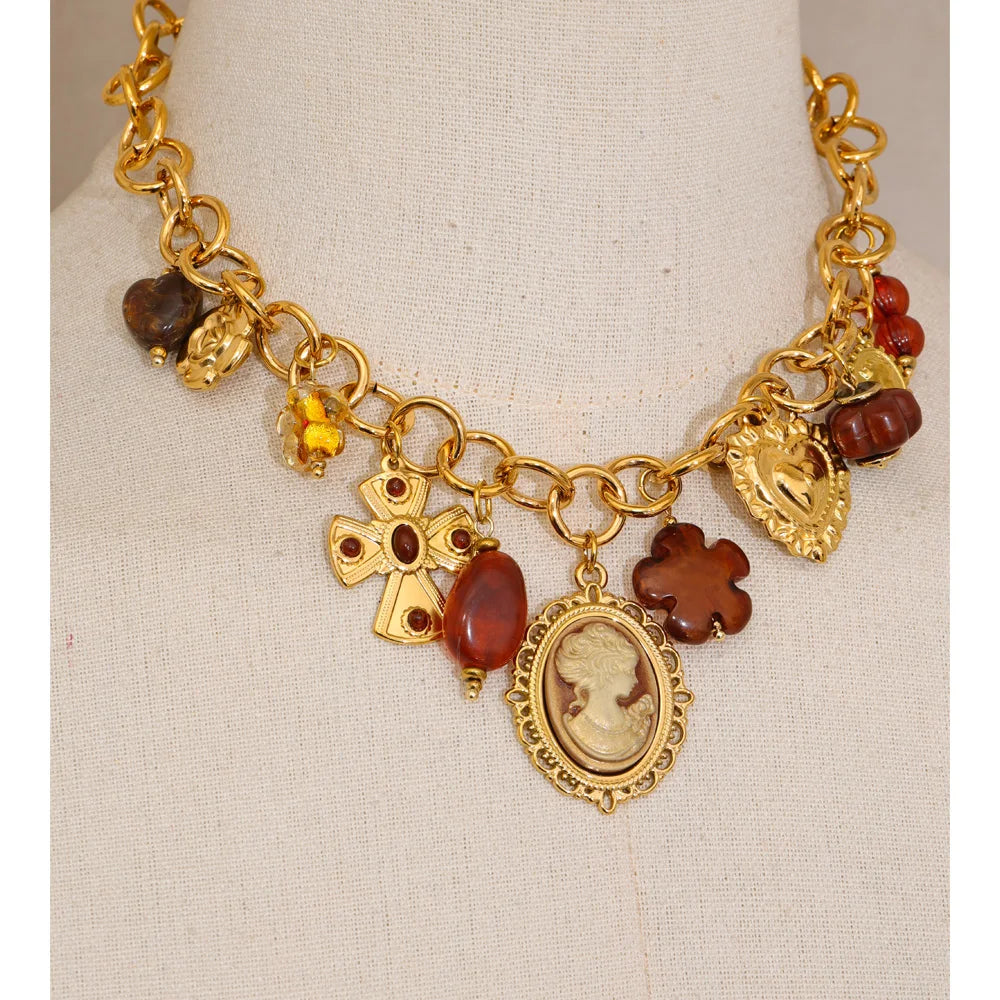 Resin acrylic heart necklace in gold-plated stainless steel with resin and acrylic.