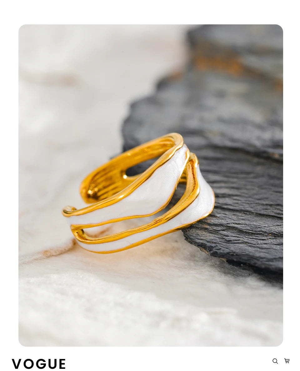 White enamel geometric ring in 18K gold-plated stainless steel with enamel.