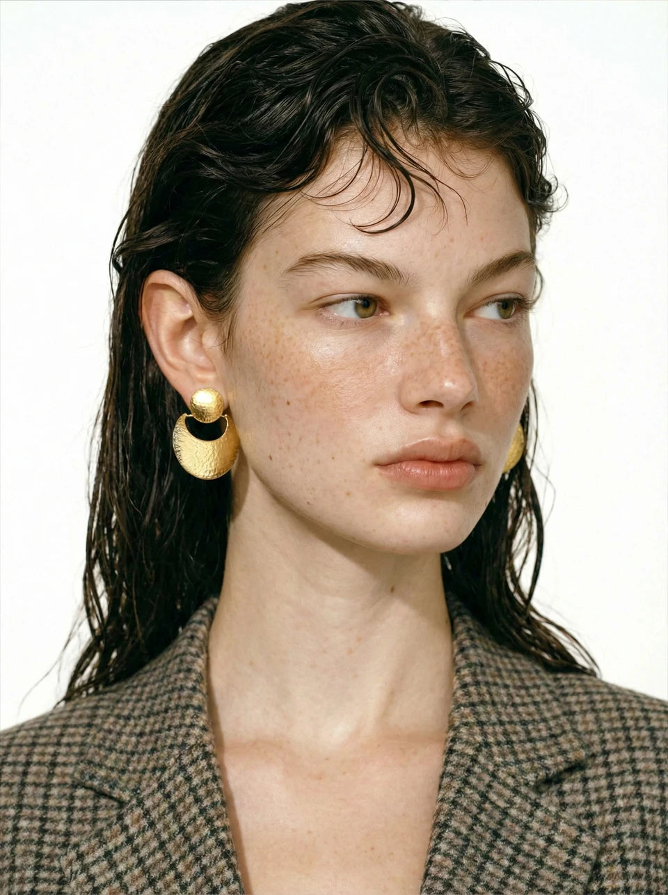 Hammered geometric earrings in gold-plated stainless steel.