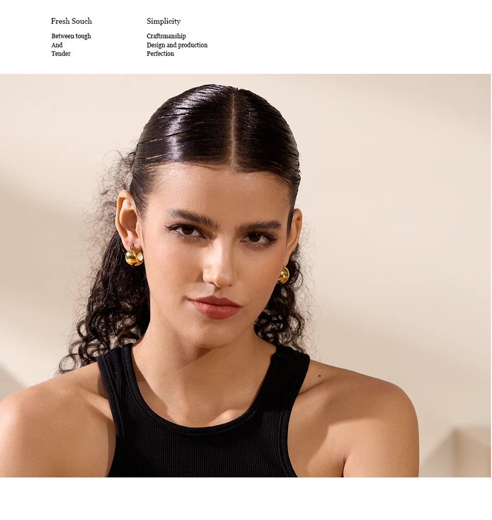 Geometric earrings in gold-plated stainless steel.