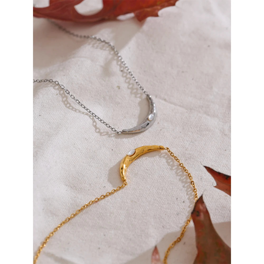 Shell moon geometric necklace in gold-plated stainless steel with shell.