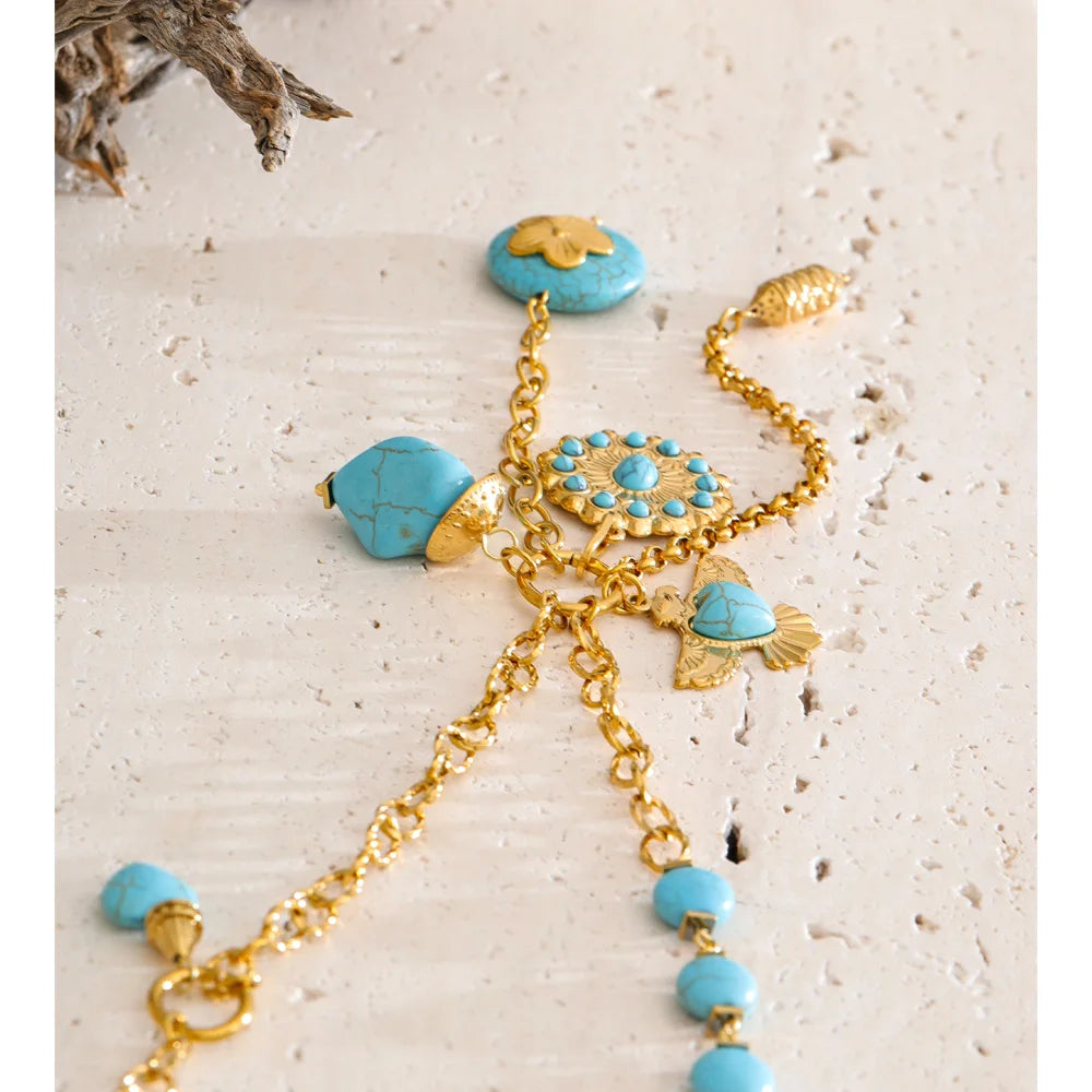 Natural stone flower geometric necklace in gold-plated stainless steel with natural stone.