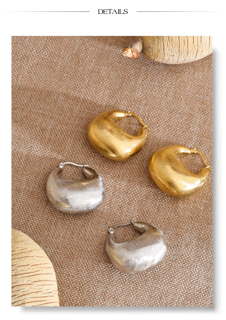 Geometric earrings in gold-plated stainless steel.