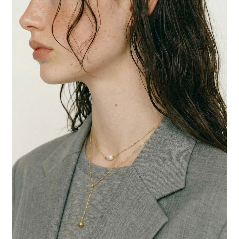 Freshwater pearl geometric chain necklace in gold-plated stainless steel with freshwater pearl.