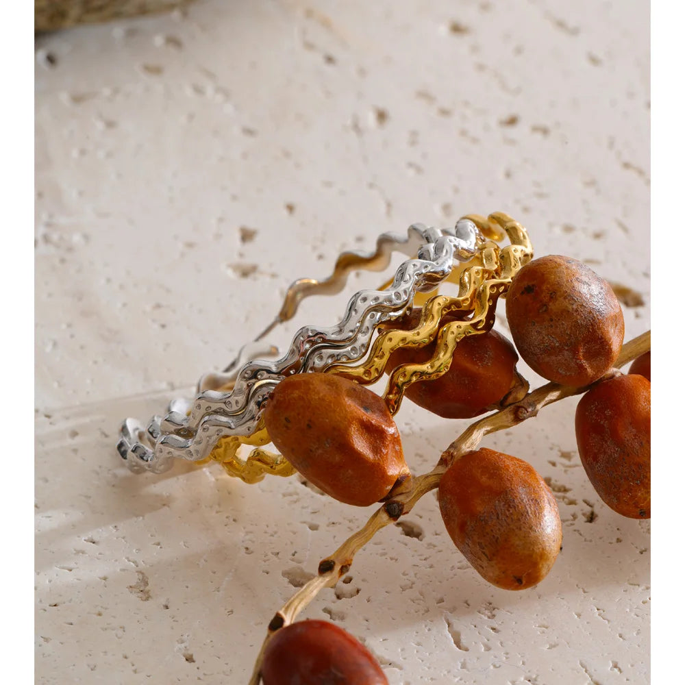 Geometric earrings in gold-plated stainless steel.