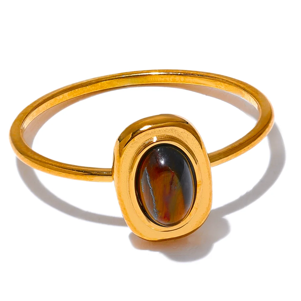 Natural stone geometric ring in 18K gold-plated stainless steel with natural stone.