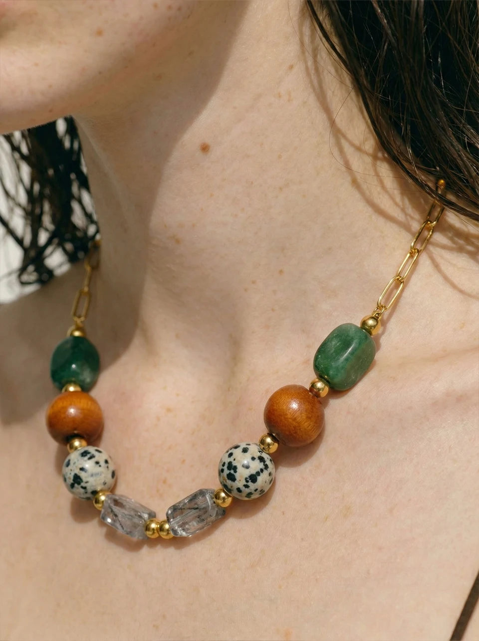 Resin natural stone beaded necklace in gold-plated stainless steel with natural stone and resin.